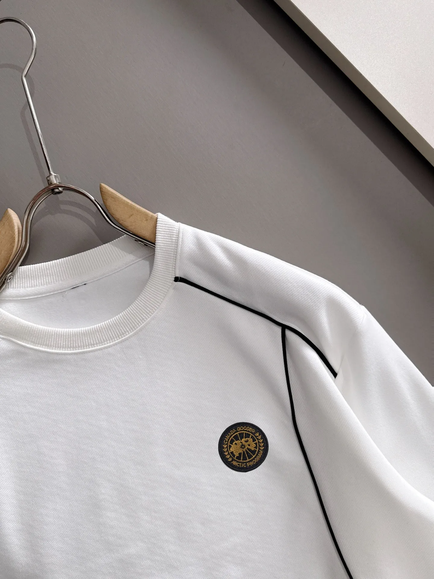 P360 Big Goose is the exclusive first release of 25ss new autumn and winter round neck long-sleeved sweatshirts for men and women. Many celebrities share the same style. Craftsmanship that cannot be copied by ordinary small workshops. We are not afraid of any challenges in terms of materials, detail restoration and craftsmanship, just to provide you with wonderful products. Compare the top original versions at will. No expense is spared just to do better. Unique imported fabric feel. Purely imported German machine production. Precision operation. Thousands of needles density. Full set of new accessories with three standards for simultaneous customization. The upper body is versatile and fashionable. A perfect choice for autumn and winter. A must-have item. Size chart: m-4XL (Please state your height and weight when placing an order.